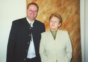 2002-04-17-maria-rauch-kallat-övp-generalsekr-beim-parlamentsbesuch-in-wien