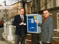 1998 11 25 RLB Erster Linzer Parkautomat mit Quick_Koll Franz Hanl