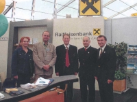 2001 09 01 Rieder Messe Raiffeisenstand mit Messepräsident Franz Dim