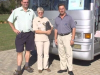 2003-04-05-südafrika-stutz-mit-reiseleiterin-ursula-und-fahrer