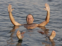 2005-11-18-israel-baden-im-toten-meer-alleine