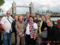 2009-07-18-london-gruppenabteilung-vor-tower-bridge