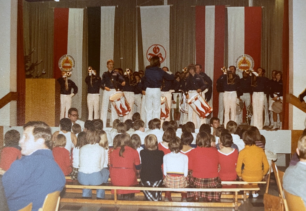 1977 12 10 Julschauturnen Neumarkt Eröffnung mit Landsknechttrommeln