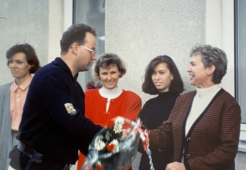 1992 04 12 SZ Einsatz Geburtstagsständchen Zach Sepp 60 Jahre Blumen für Irmi