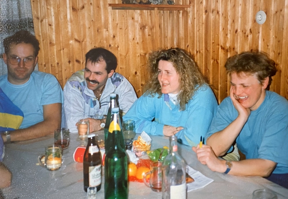 1993 02 06 SZ Schifahren Wagrain gemütliche Hütte der Schutzhundestaffel Attnang