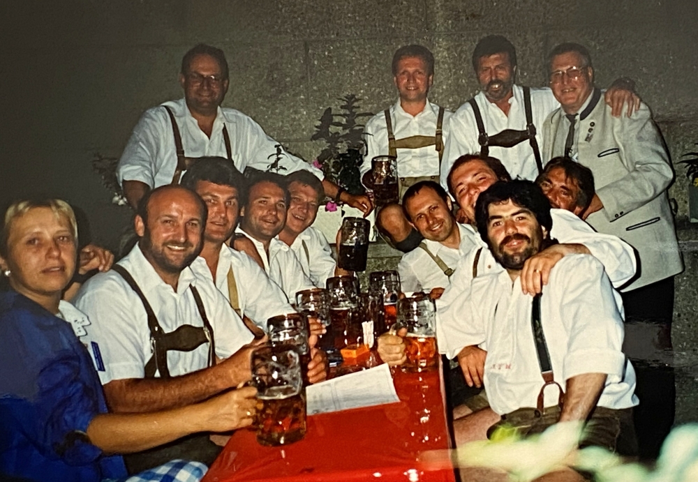 1998 06 03 München DTF Volkstanzen vor Löwenbräukeller und Stachus Maß Bier und Stelze als Geschenk