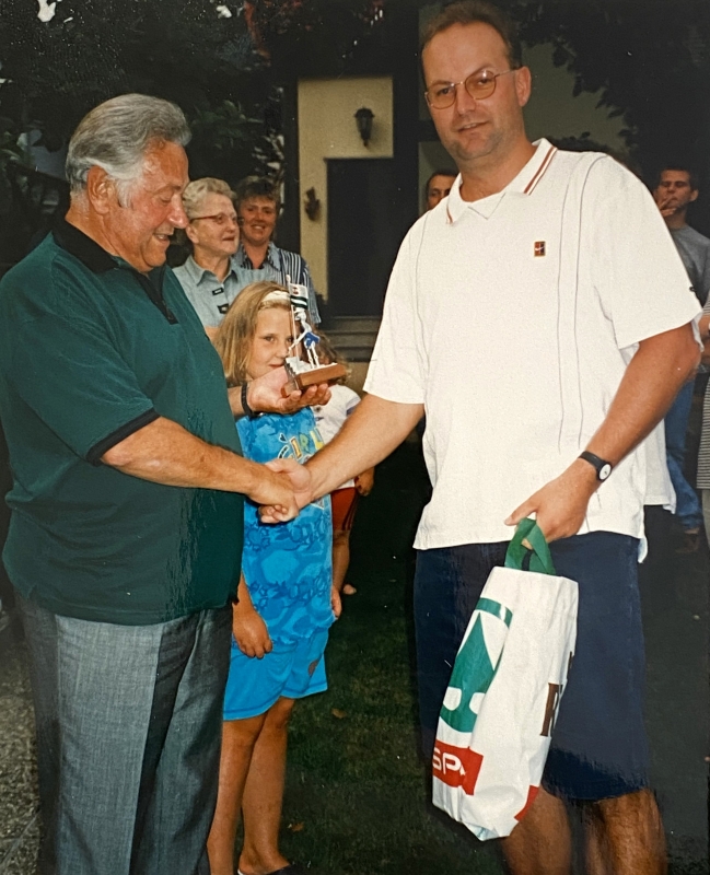 1998 08 20 Geburtstagsständchen Gföllner Hans 65 Jahre Geschenküberreichung