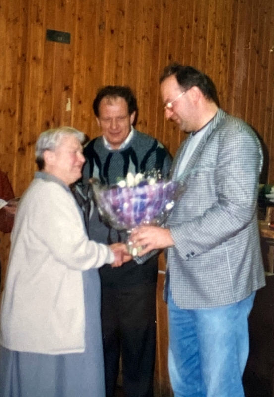 2000 01 23 Geburtstagsständchen Blätterbinder Maria 70 Jahre Geschenküberreichung