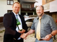 2000 09 02 Geburtstagsständchen KR Ganglmair Johann 50 Jahre Geschenküberreichung