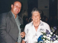 2003 07 04 Geburtstagsständchen Geyer Grete Blumen 70 Jahre
