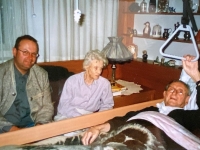 2002 02 13 Geburtstagsständchen MR Dr Josef 85 Jahre und Imhilde 80 Jahre Lehner im Bett