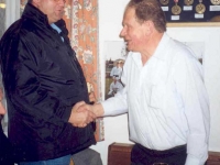 2004 02 28 Geburtstagsständchen Geyer Siegi 60 Jahre Obmann gratuliert direkt vom Urlaub kommend
