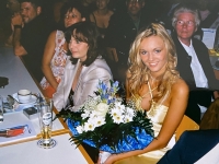2005 06 11 SZ Wunschkonzert Ehrengast Vize Miss Austria Julia Plakolm mit Mama Christa