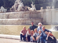 2005 07 06  Besuch Kieler Sprotten vor dem grossen Brunnen in Schönbrunn