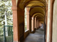 Italien-Bologna-Arkadengänge-Via-San-Luca-laengster-Säulengang-der-Welt-Kopfbild