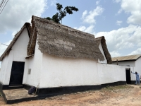 Ghana Traditionelle Bauwerke der Ashanti Ejisu Besease Kopfbild